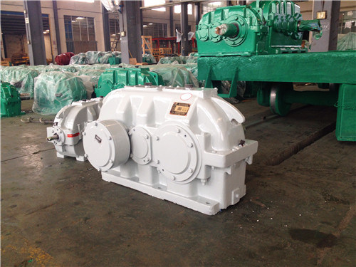 閉式齒輪減速機采用油浴潤滑時，如何判斷油位是否合適？